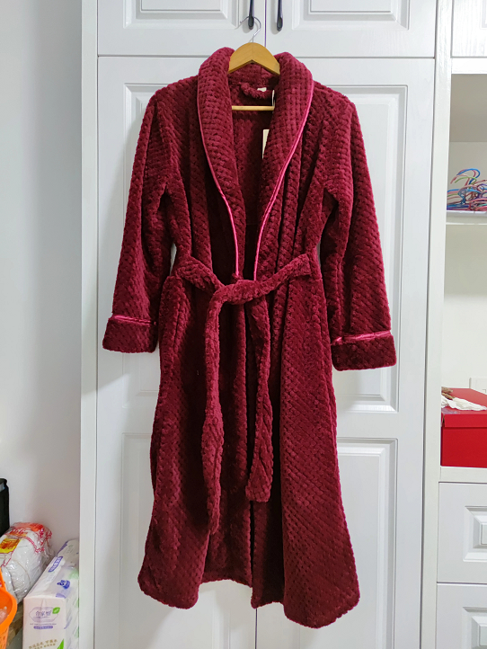 Warme dames badjas van zacht materiaal. Deze comfortabele ochtendjas is perfect voor thuiscomfort en ontspanning.