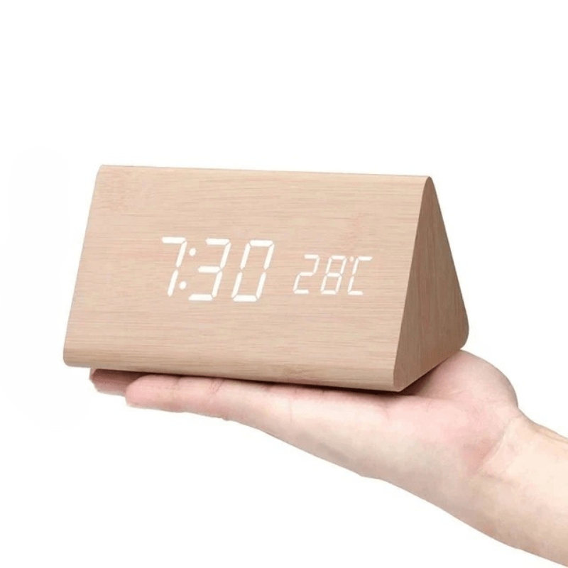 Tafelklok TimberGlow met LED display en chique houten afwerking, ideaal voor elke kamer of kantooromgeving.