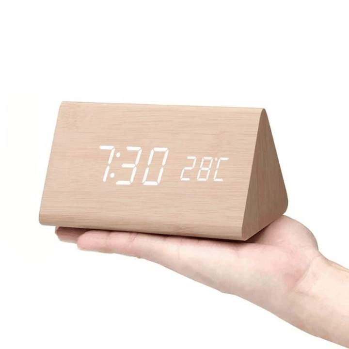Tafelklok TimberGlow met LED display en chique houten afwerking, ideaal voor elke kamer of kantooromgeving.