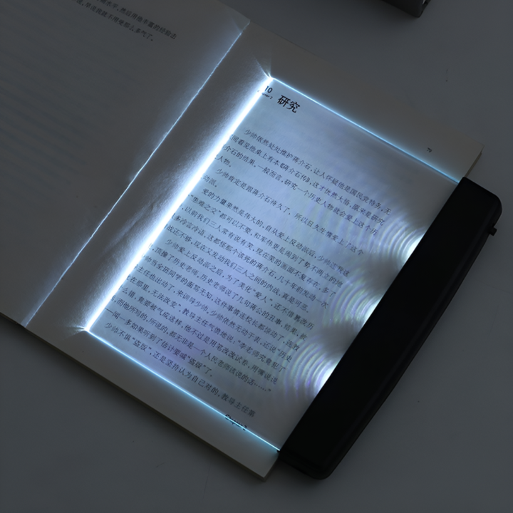Draagbare LED leeslamp voor boeken, ideaal voor comfortabel lezen en studeren onderweg. Oogvriendelijke verlichting.