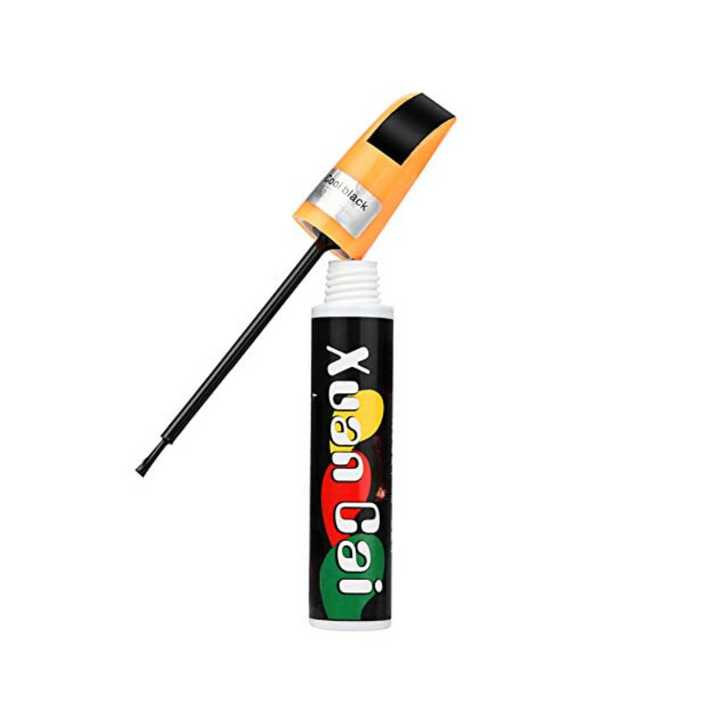 Universele autolakstift voor snelle krasreparatie; herstelt lakbeschadiging effectief.