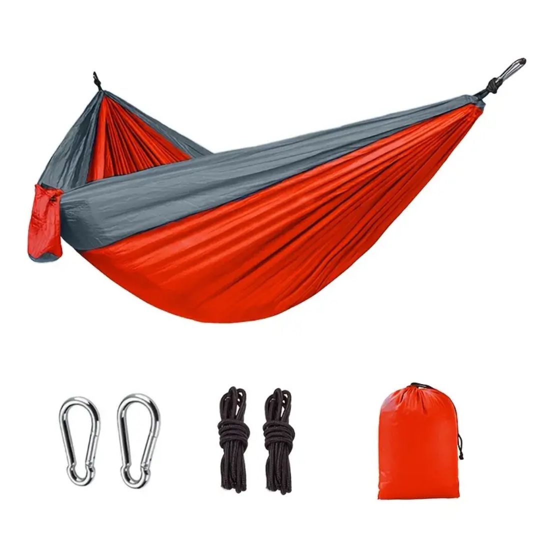 Nylon hangmat bij zonsondergang, creëert een serene sfeer voor ontspanning op vakantie.