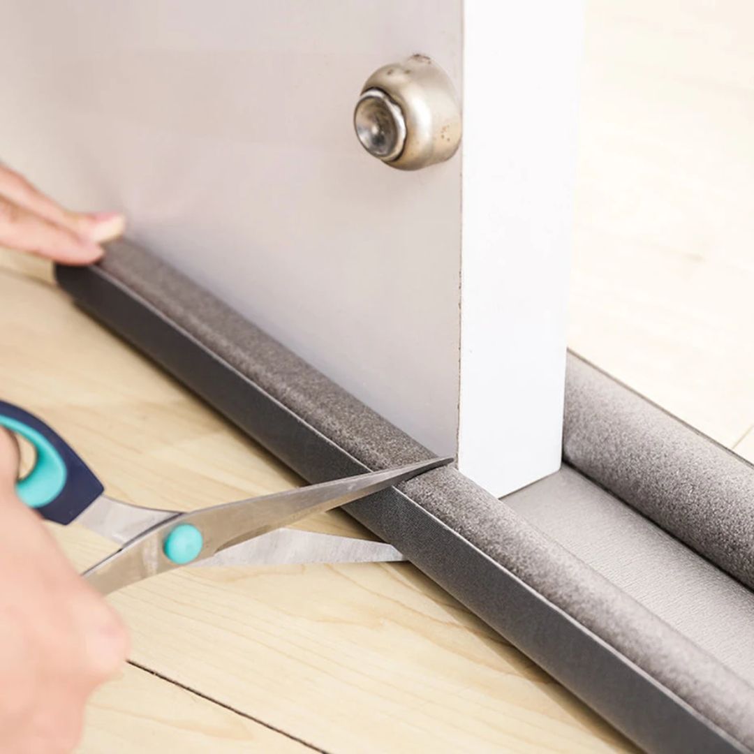 Huis en tuin product: universele deur onderafdichting voor isolatie, tochtwering en geluiddemping.