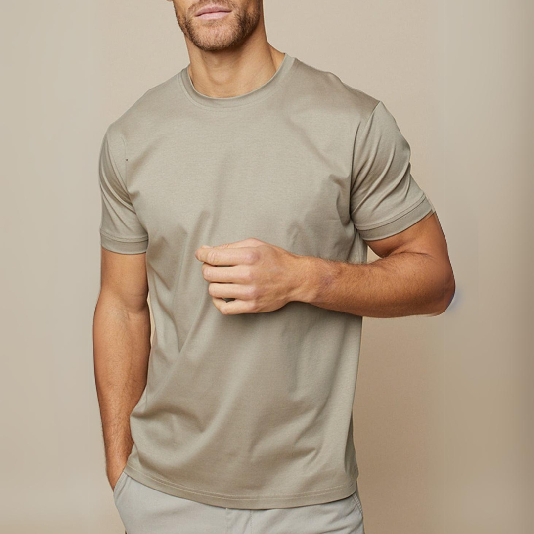 Heren T-shirt met subtiele glans in taupe; comfortabel, modieus en ideaal voor dagelijkse herenkleding.
