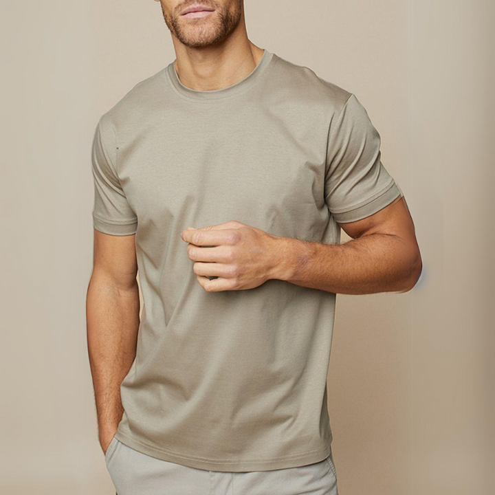 Heren T-shirt met subtiele glans in taupe; comfortabel, modieus en ideaal voor dagelijkse herenkleding.
