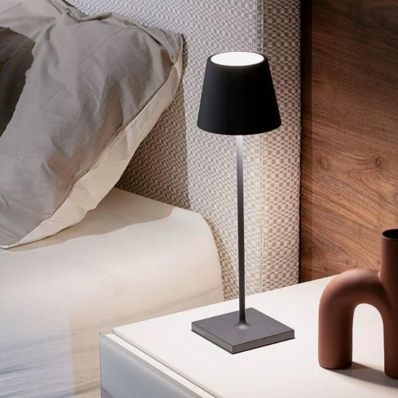 Oplaadbare LumiFlex tafellamp, met touch-functie voor instelbare sfeer en helderheid.