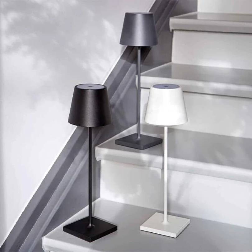 Oplaadbare LumiFlex tafellamp, draadloos en modern, ideaal voor elk bureau.