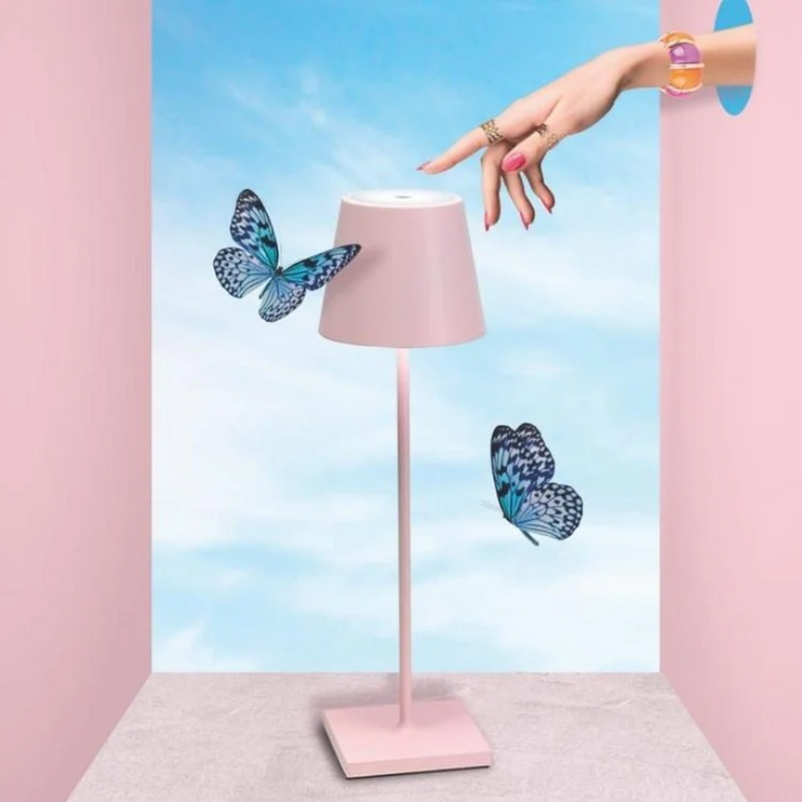 LumiFlex moderne tafellamp met touchbediening, perfect voor sfeervolle avonden.