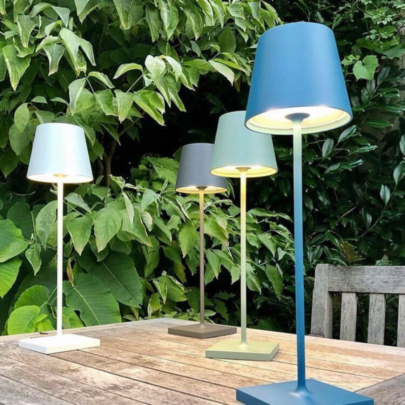 Minimalistische LumiFlex LED tafellamp, touch-gevoelig en oplaadbaar voor flexibel gebruik.