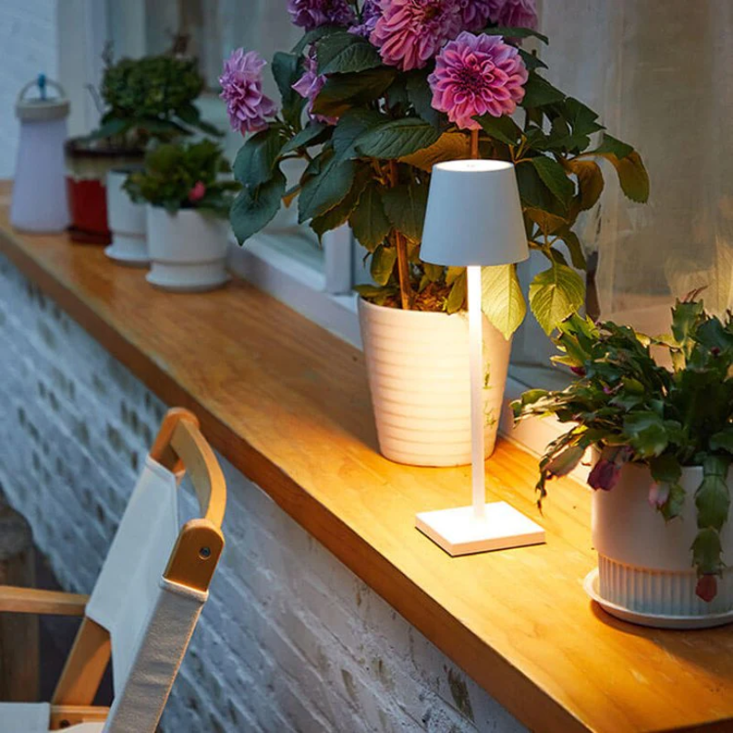 LumiFlex LED bureaulamp, touch-bediening en draadloos voor een opgeruimd bureau.