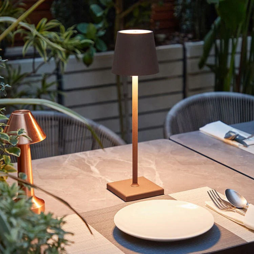 Moderne LumiFlex draadloze tafellamp, met aanraakbediening voor gepersonaliseerde sfeer.