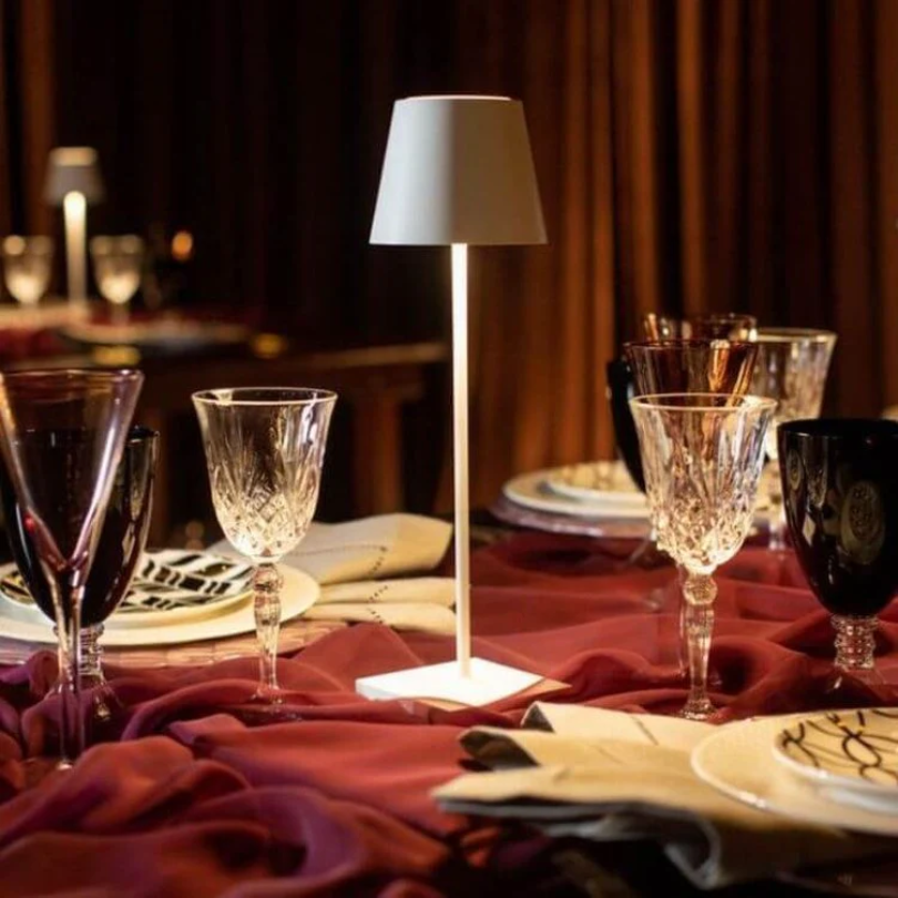 Woonkamer LumiFlex sfeerlamp, draadloze LED en dimbaar voor ontspannen avonden.