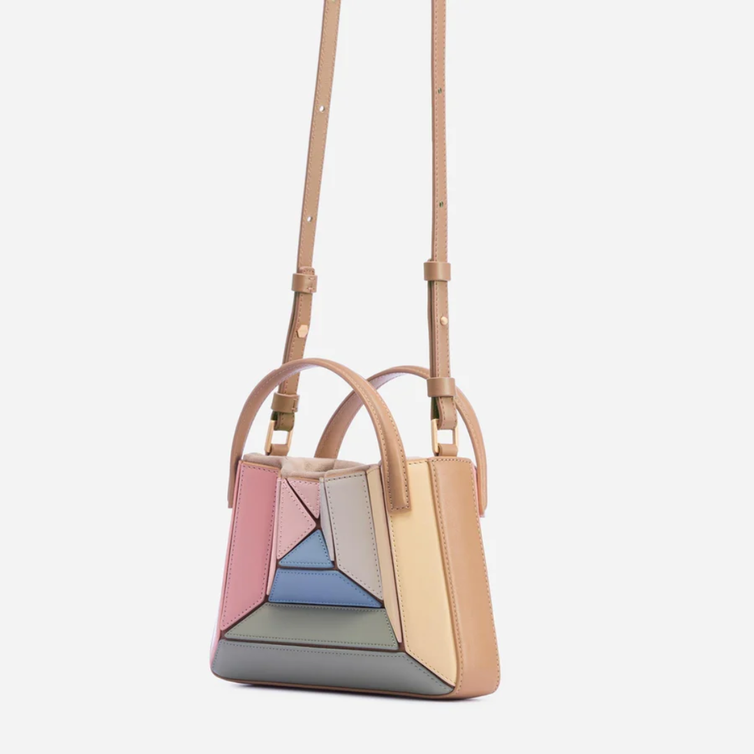 Ruime GeoChic dames handtas. Perfect voor dagelijks gebruik, elegant geometrisch design en trendy uitstraling.