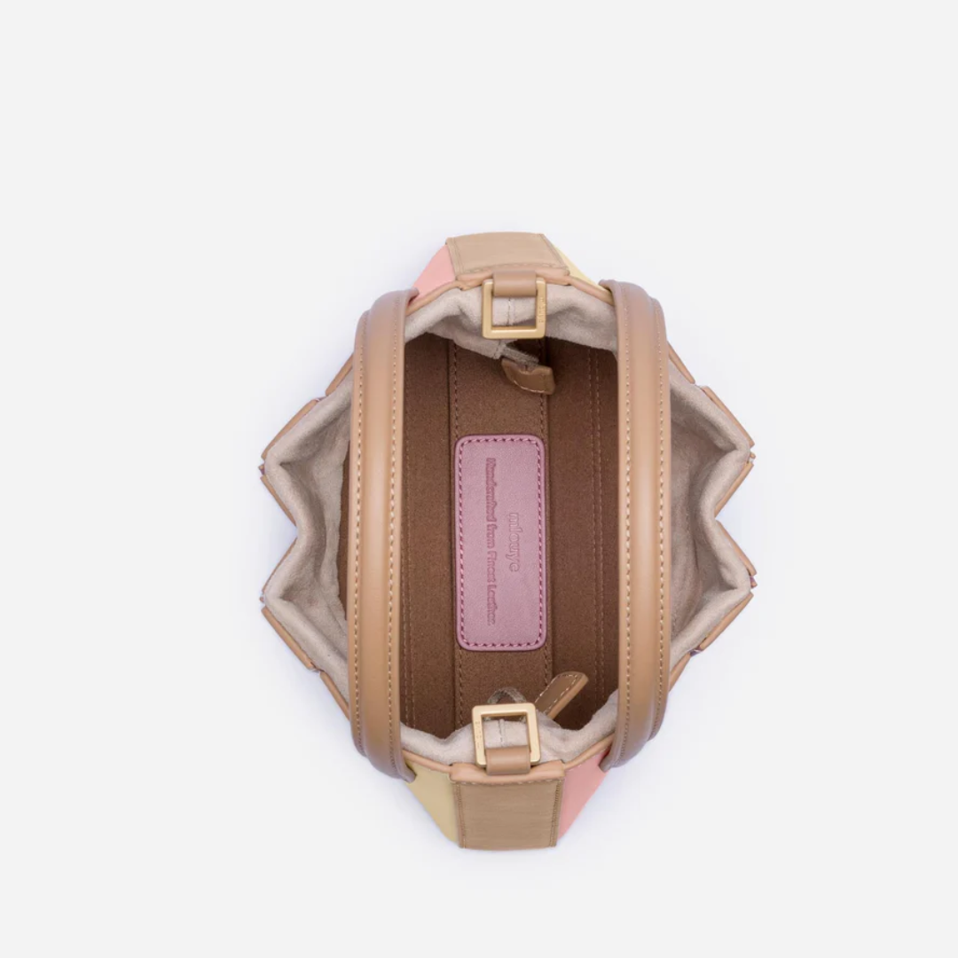 Gedetailleerde close-up van de GeoChic dames handtas. Trendy geometrisch design, een moderne en elegante schoudertas.