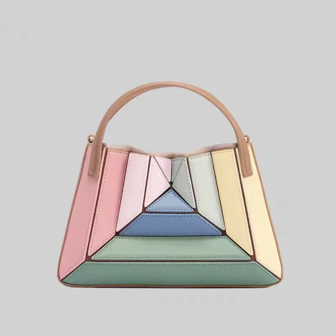 Dames draagt GeoChic handtas. Moderne schoudertas met geometrisch design, stijlvolle en praktische accessoire.