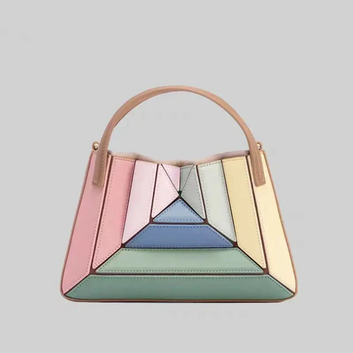 Dames draagt GeoChic handtas. Moderne schoudertas met geometrisch design, stijlvolle en praktische accessoire.
