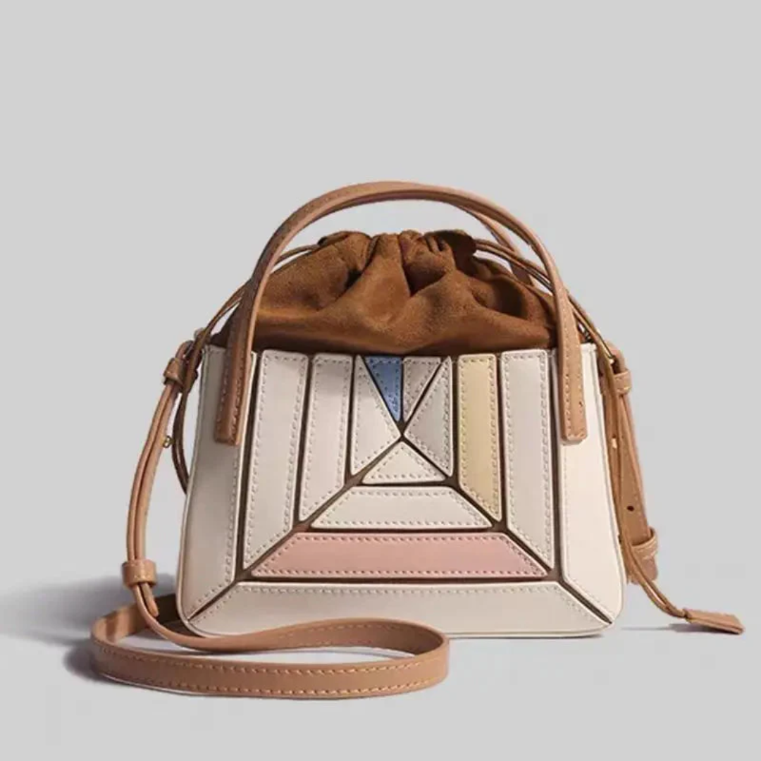 Bruine GeoChic dames handtas met geometrisch design. Stijlvolle en veelzijdige schoudertas, perfect voor elke outfit.