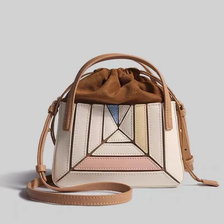 Bruine GeoChic dames handtas met geometrisch design. Stijlvolle en veelzijdige schoudertas, perfect voor elke outfit.
