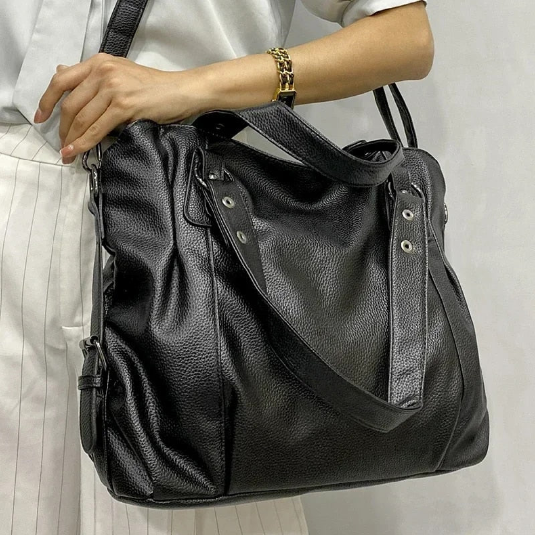 Stijlvolle beige leren schoudertas voor dames, een luxe mode accessoire met veel ruimte.