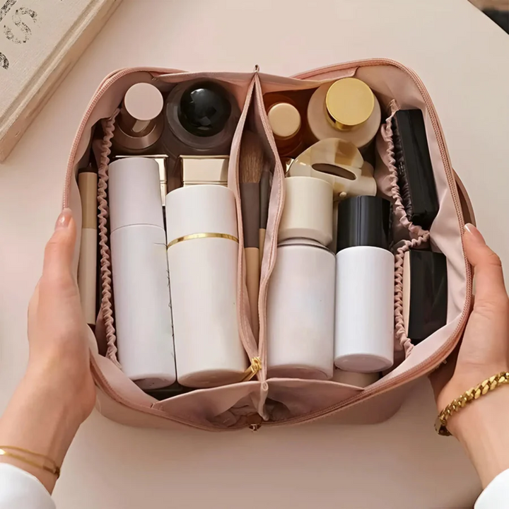 Geopende waterdichte make-up tas; BeautyGuard met vakken voor georganiseerde opslag van cosmetica.