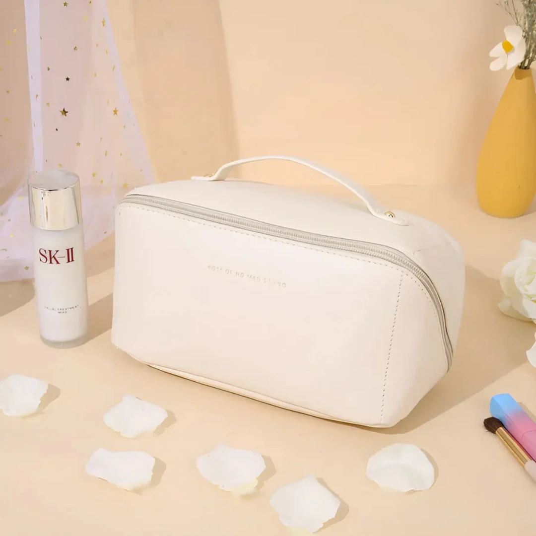 Detail van waterdichte stof; zwarte cosmetische tas, duurzaam en makkelijk schoon te maken voor reizen.