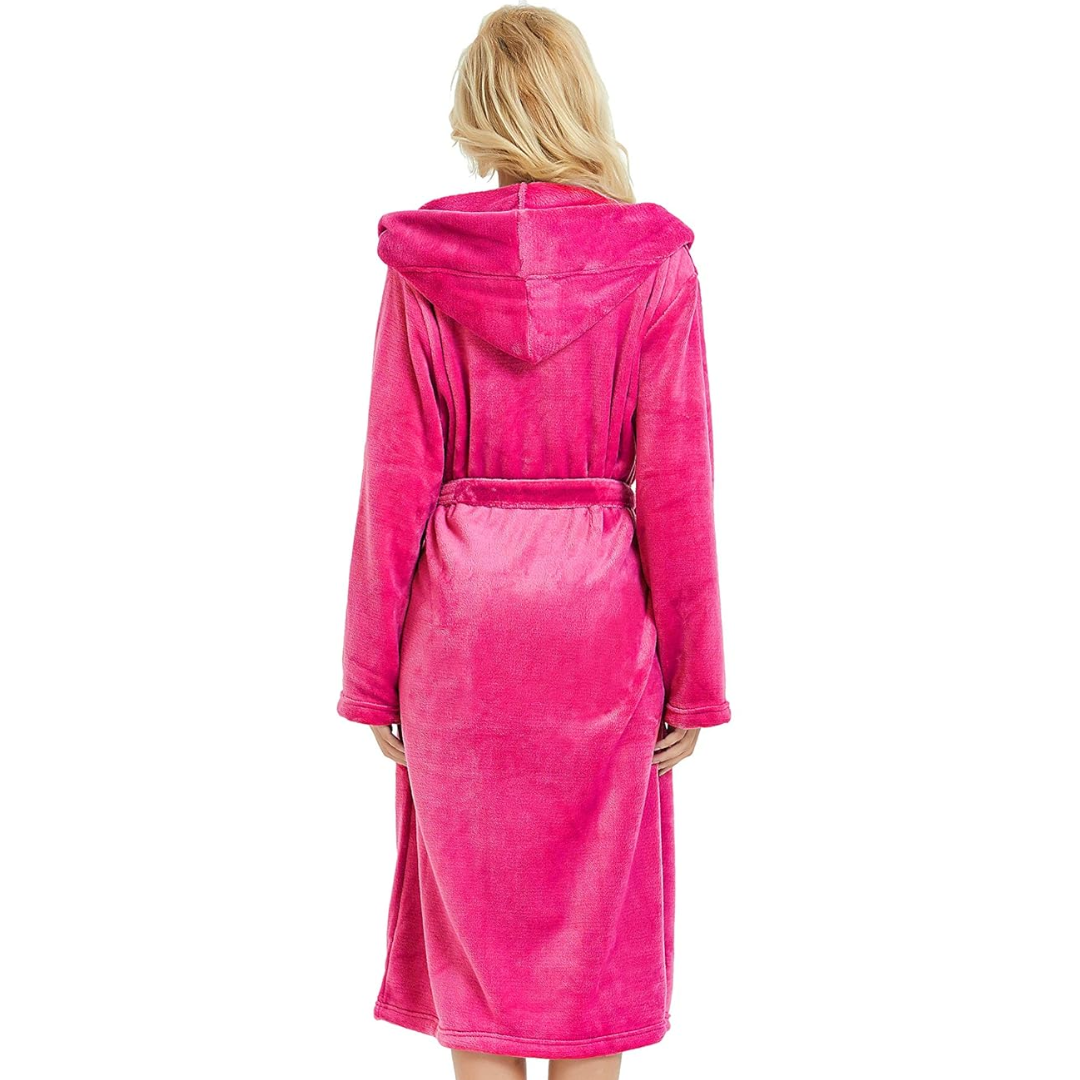 Vooraanzicht van de zachte dames fleece badjas Vivianne met capuchon, comfortabel en warm.