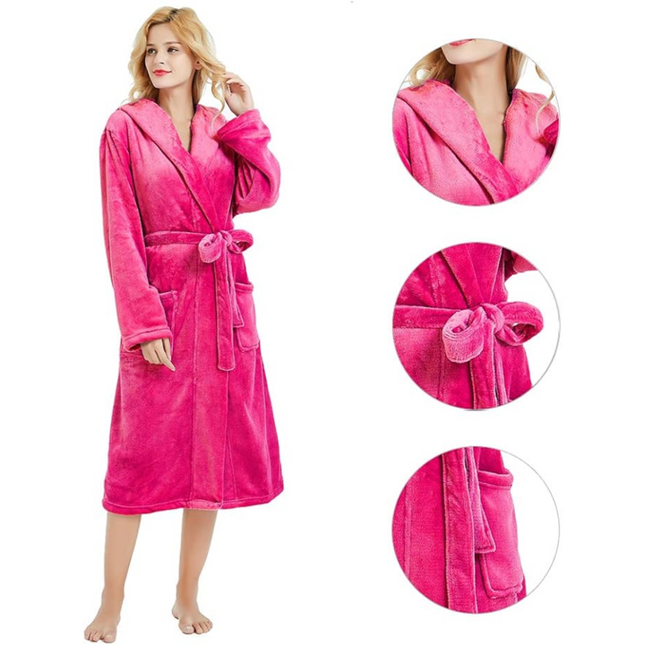 Detail van de capuchon op de warme dames fleece badjas Vivianne, voor extra comfort.