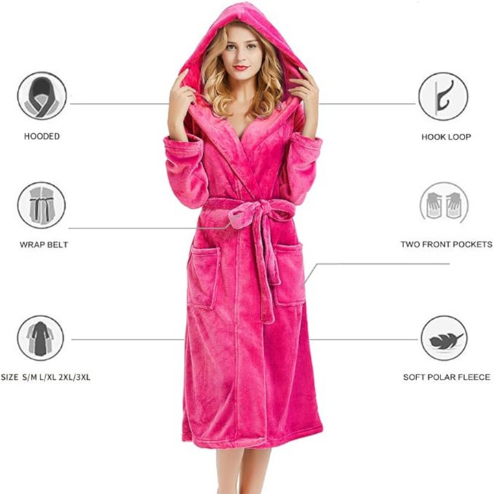 Model draagt comfortabele dames fleece badjas Vivianne met capuchon, warm en stijlvol.