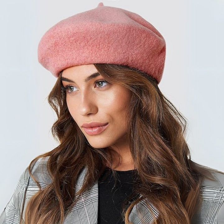 Zwarte wollen baret, de ultieme klassieke Franse hoed, perfect voor een verfijnde uitstraling.