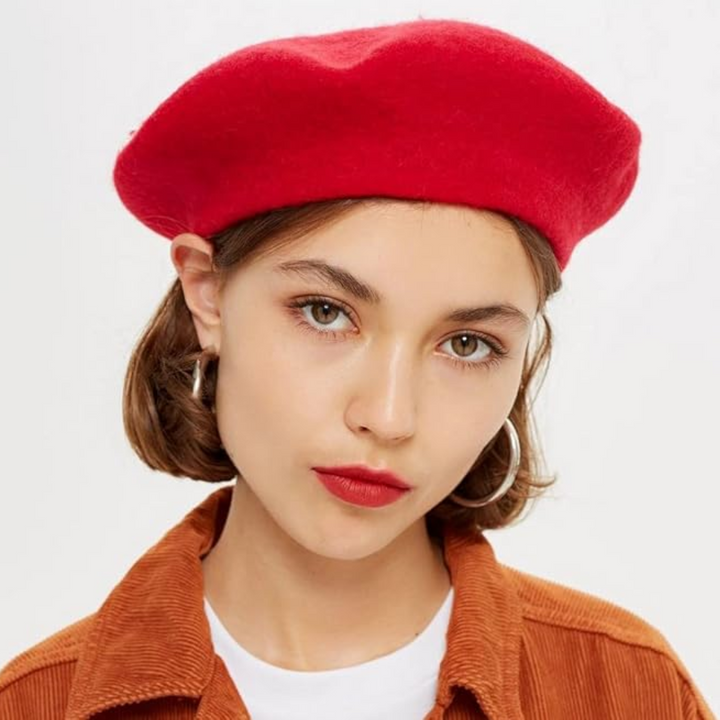 Franse baret, gedragen door persoon, toont comfort, stijl en veelzijdigheid.
