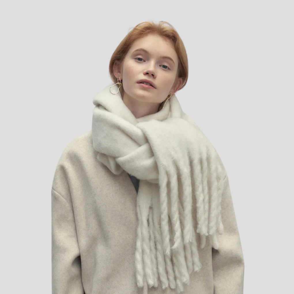Elegante damessjaal met fijne kwastjes, perfect voor stijlvolle herfst- en winteroutfits.