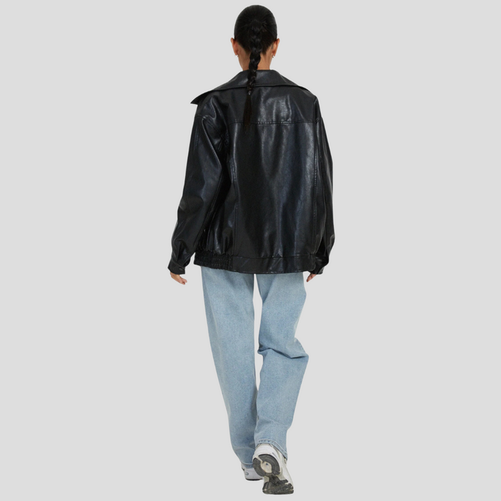 Comfortabel imitatieleer damesjack, relaxed-fit snit in zwart, ideaal als stijlvolle casual bovenkleding.