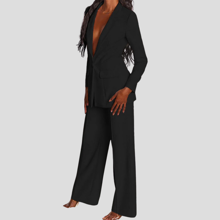 Chique damespak bestaande uit een getailleerde blazer en een elegante pantalon.