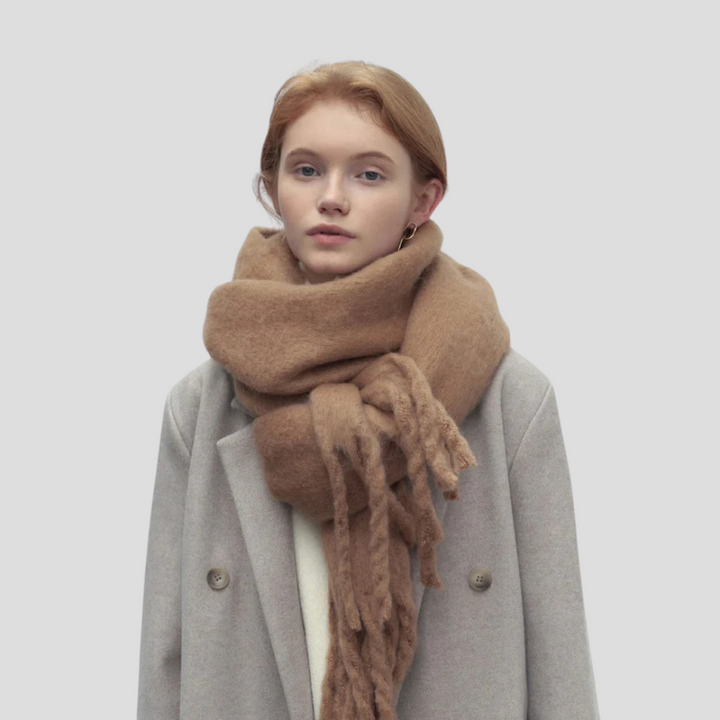 Luxe damessjaal met subtiele kwastjes, gemaakt voor comfort en een elegante uitstraling. Essentieel winter accessoire.
