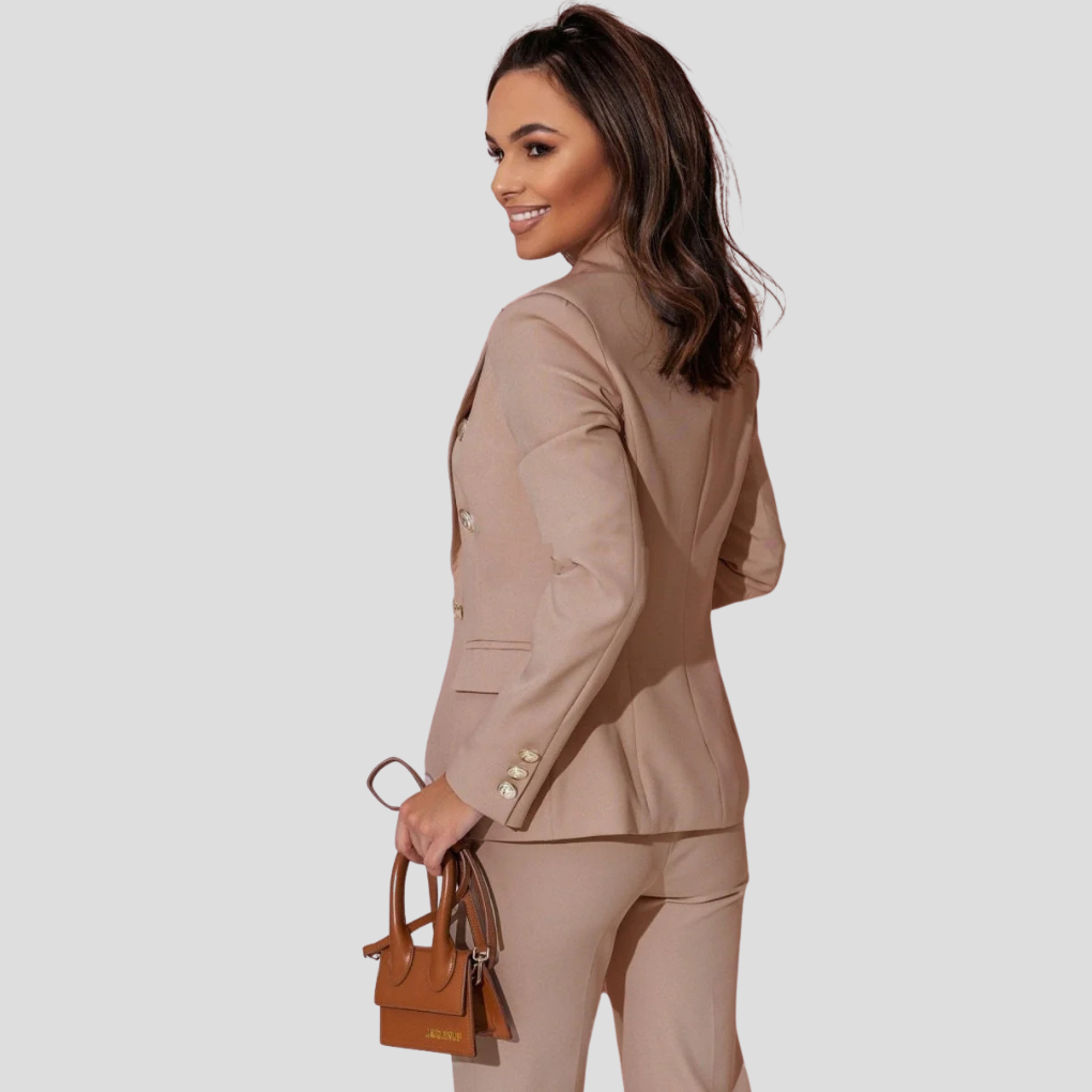 Elegant dames colbert en bijpassende pantalon, vormt een compleet blazerset of broekpak voor de zomer.