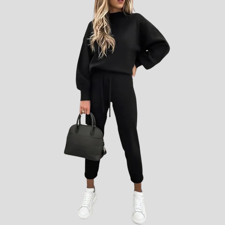 Vrouwelijke model draagt comfortabel dames relaxed-fit joggingpak, ideaal als loungewear.