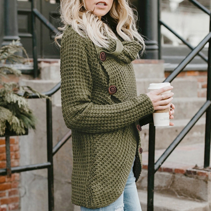 Dames trui met asymmetrische oversized pasvorm en hoge turtleneck, perfect voor een moderne winterse look.
