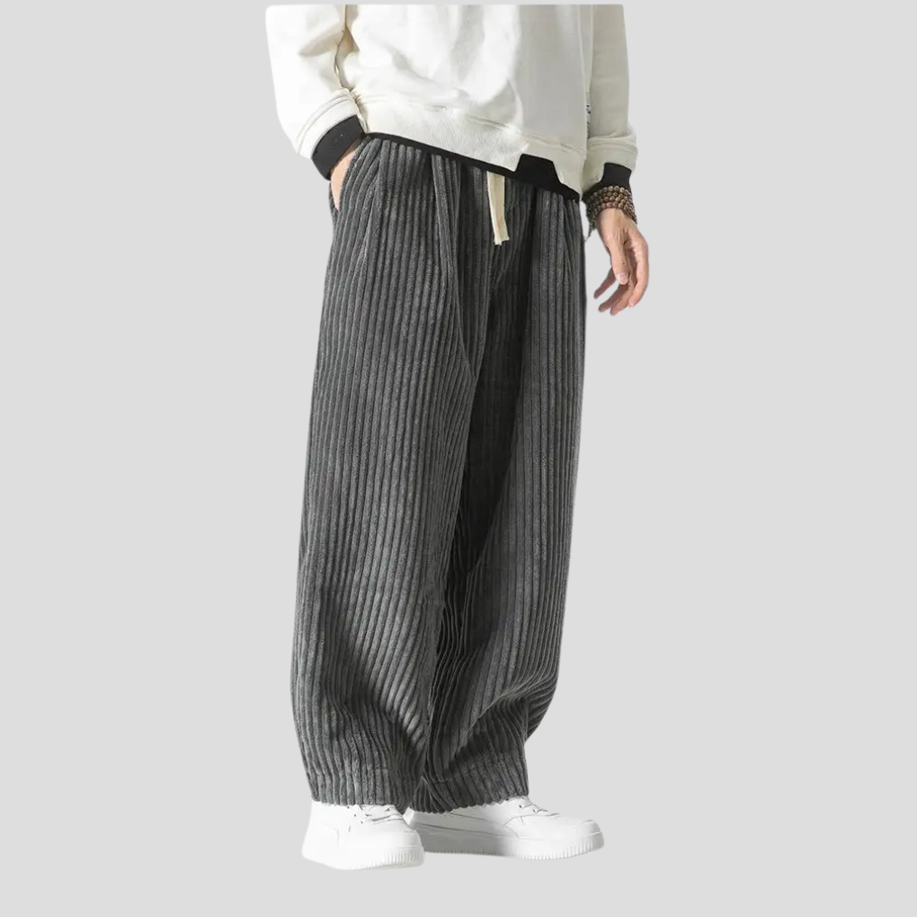 Neutrale kleur herenbroek New4, losse rechte pasvorm, veelzijdig te combineren in mannenmode.