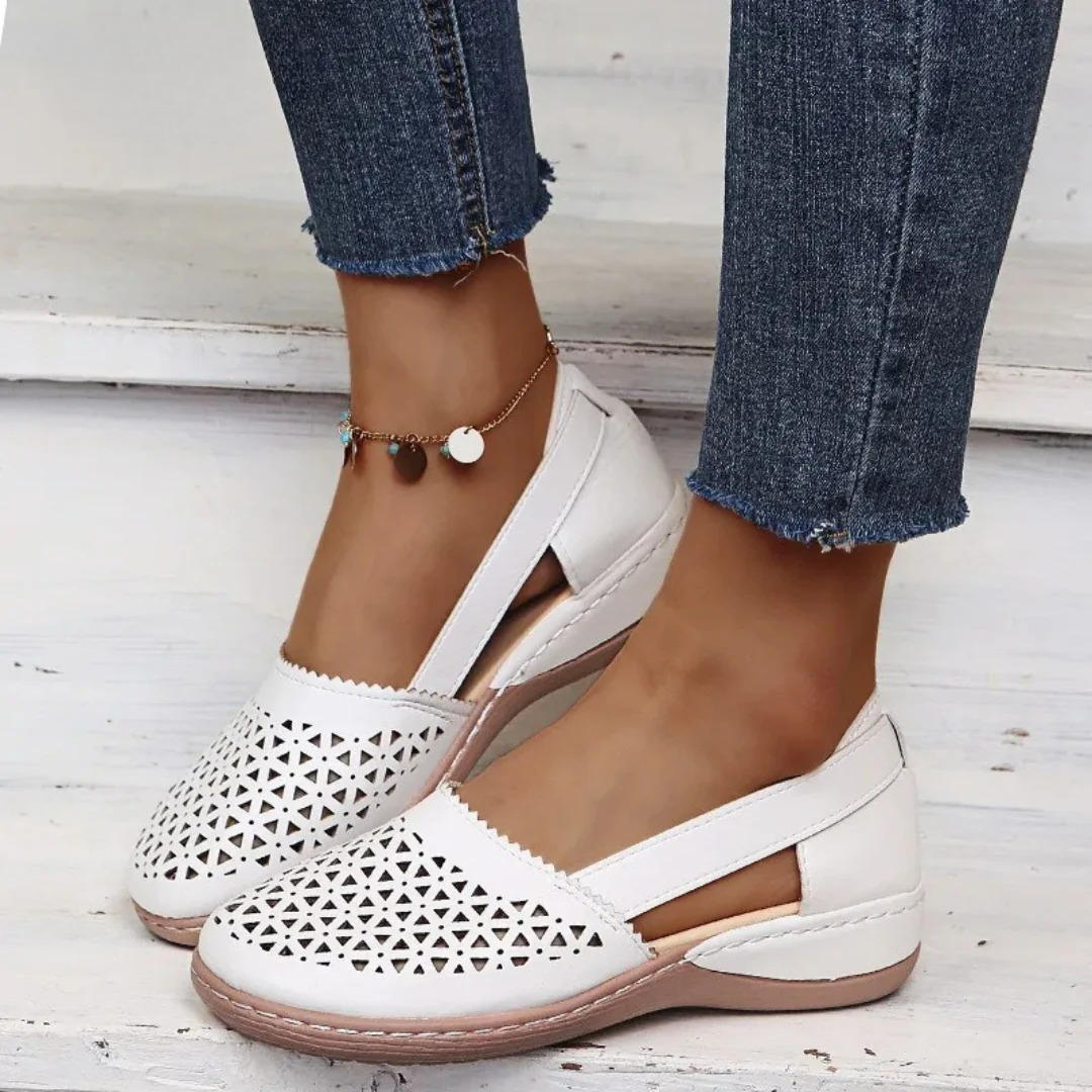 Zijaanzicht van elegante metallic glans instapschoenen met comfortabele sleehak.