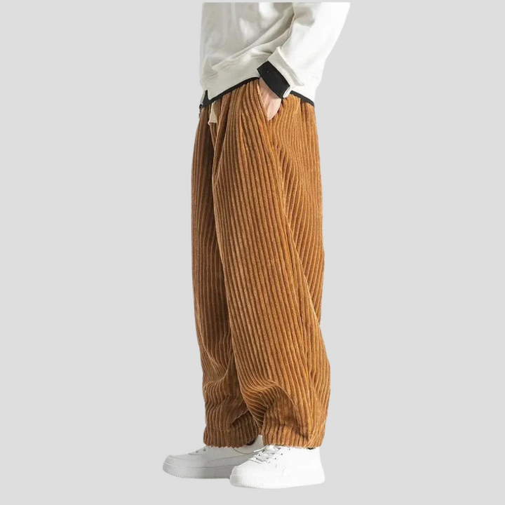 Comfortabele herenbroek met rechte pijpen en losse pasvorm, ideaal voor casual gelegenheden.