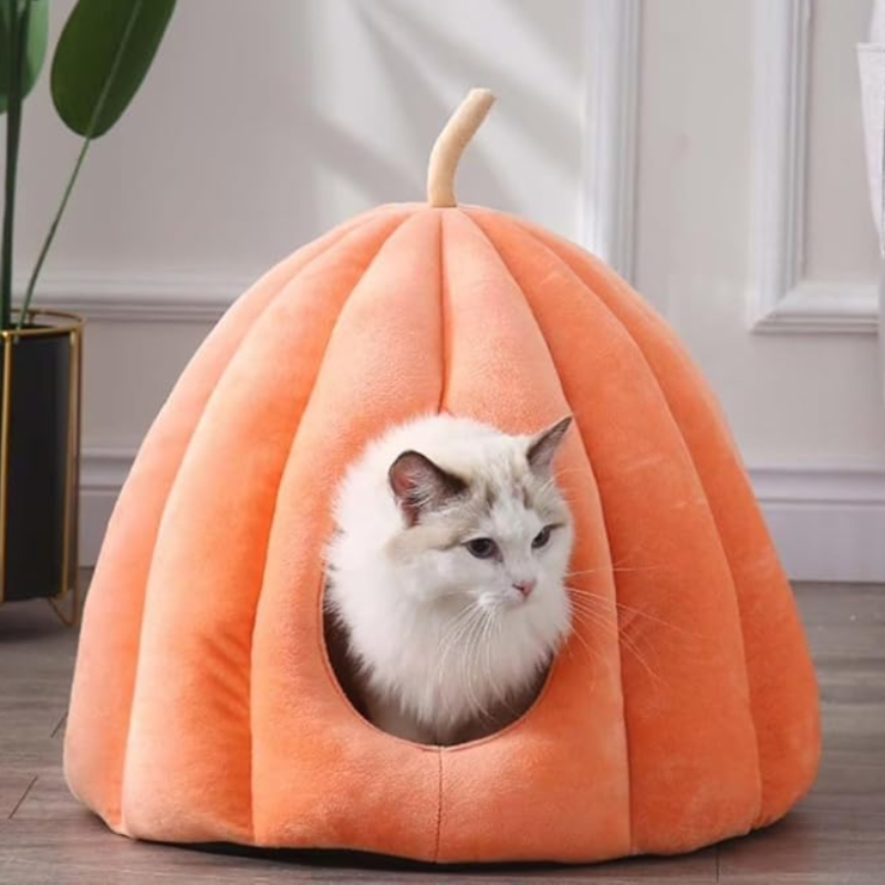 Comfortabele kattenmand met zachte voering, creëert een veilige schuilplaats voor de kat.
