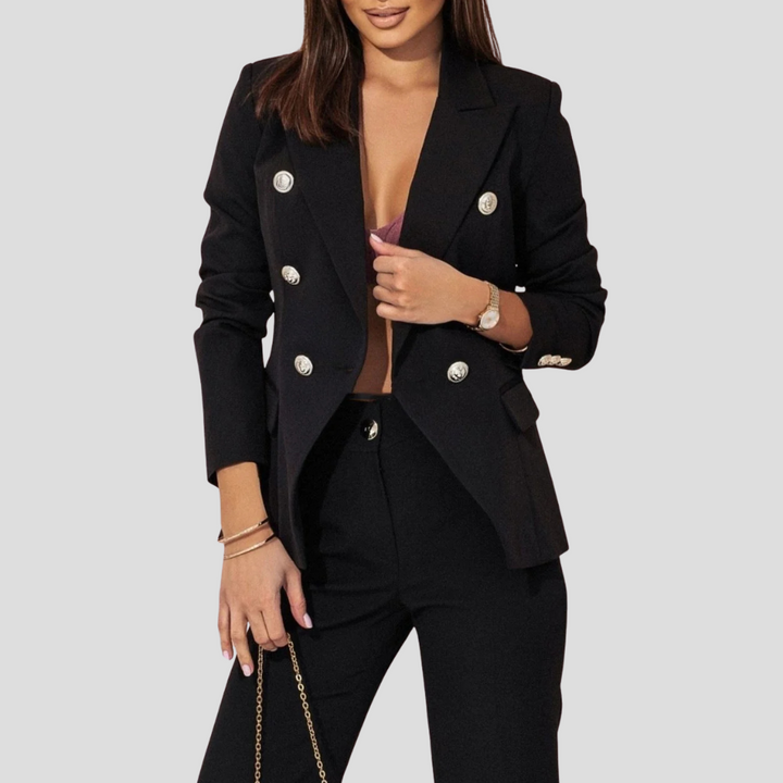 Dameskleding: elegant blazerset en pantalon, een modern zomerpak dat comfort en stijl combineert.