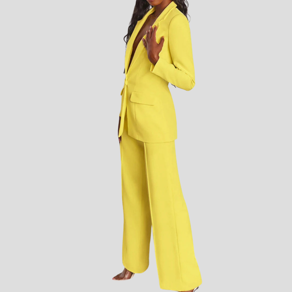 Zakelijke kleding: chique damespak met getailleerde blazer en bijpassende pantalon.