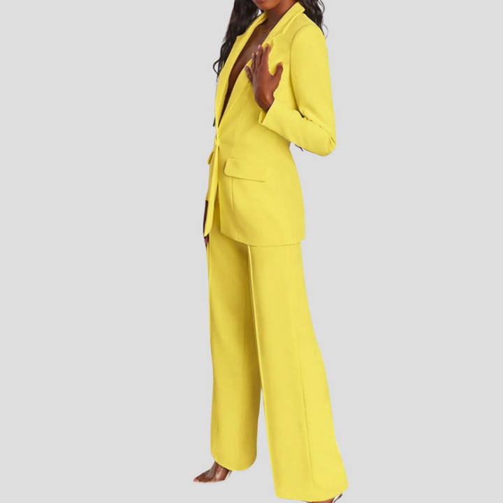 Zakelijke kleding: chique damespak met getailleerde blazer en bijpassende pantalon.