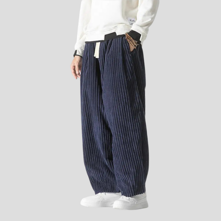 Veelzijdige herenbroek, rechte pijpen, losse pasvorm, ideaal voor casual mannenmode en comfort.