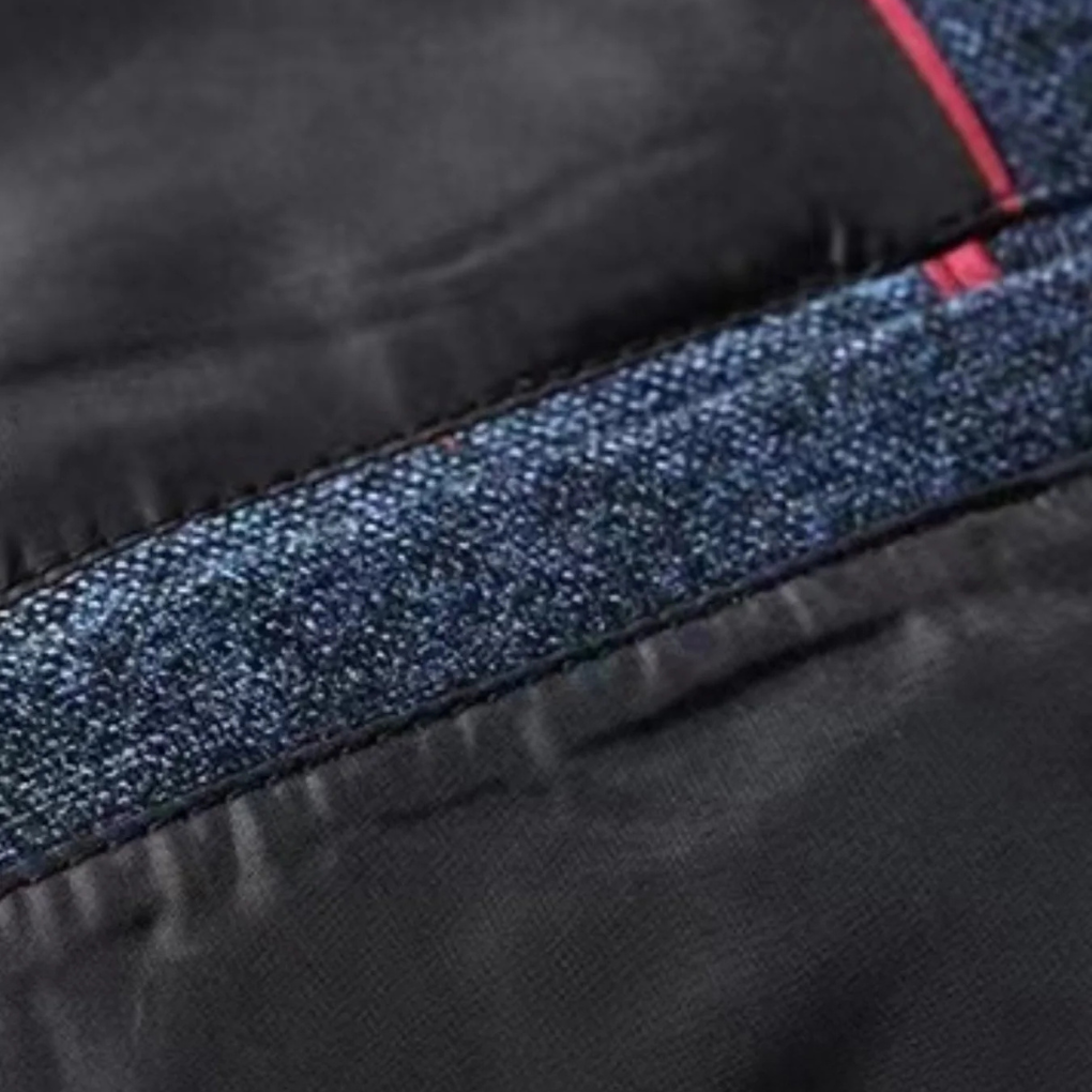 Man draagt blauwe semi-officiële blazer, met aandacht voor pasvorm en kwaliteit, perfecte bovenkleding.