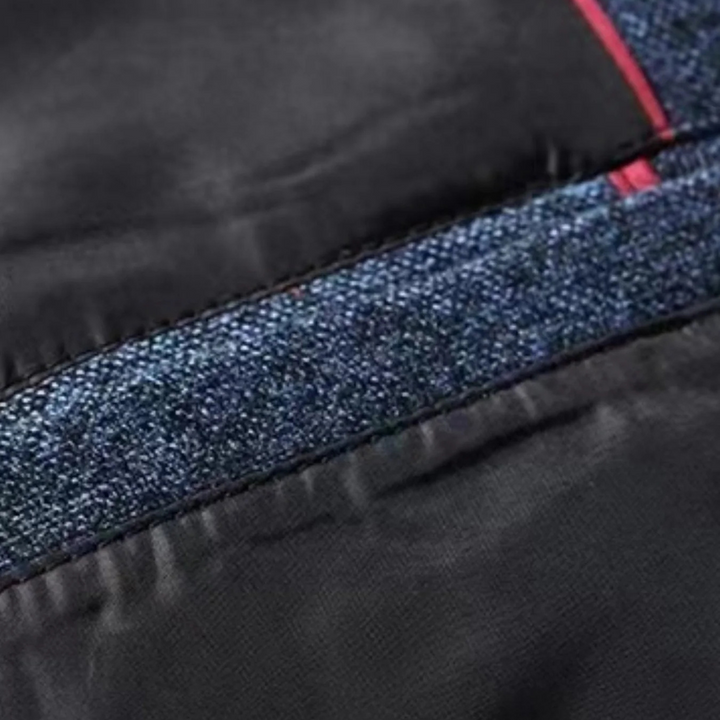 Man draagt blauwe semi-officiële blazer, met aandacht voor pasvorm en kwaliteit, perfecte bovenkleding.