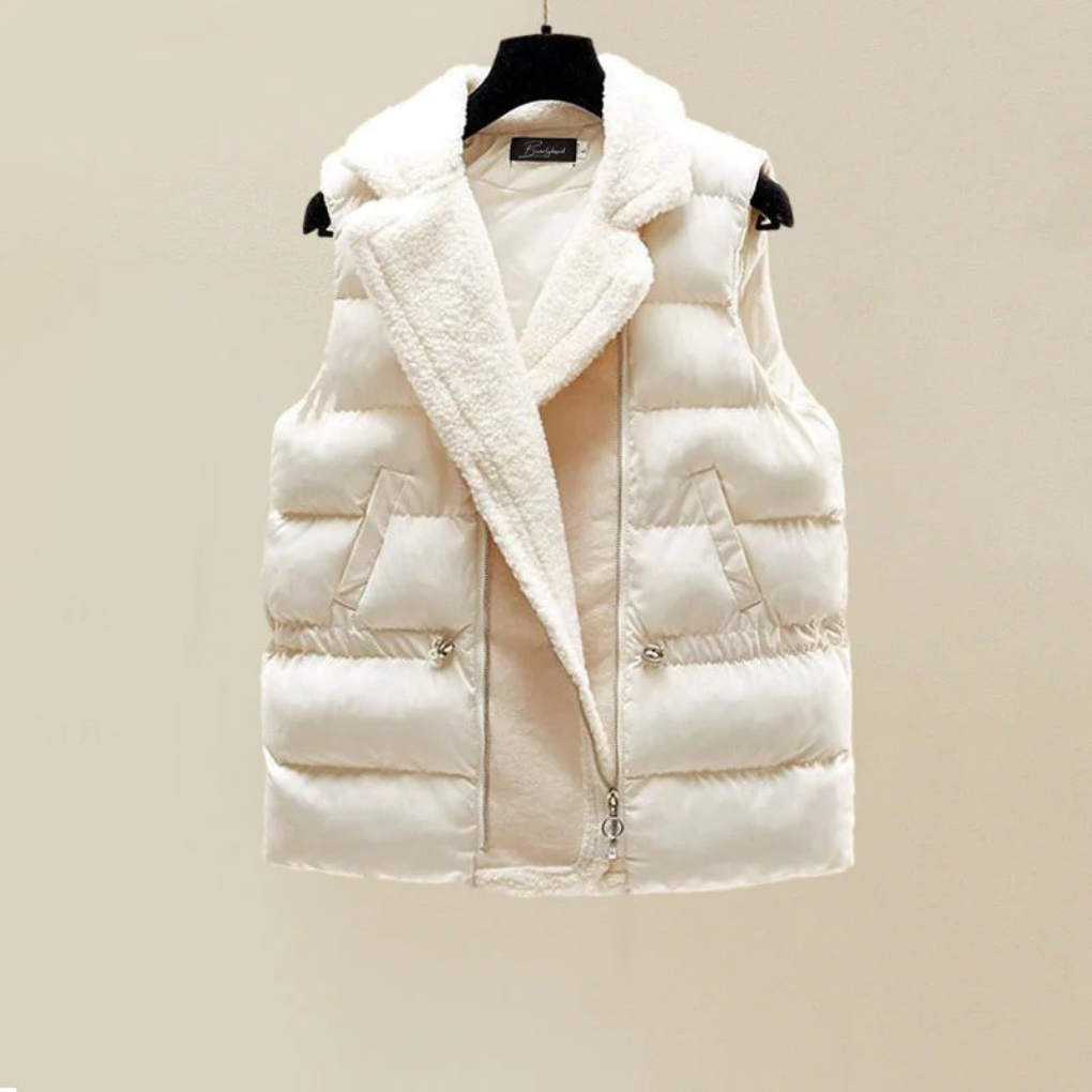 Veelzijdige dames winterset gedragen buiten, ideaal voor casual koudweer comfort en stijlvolle look.