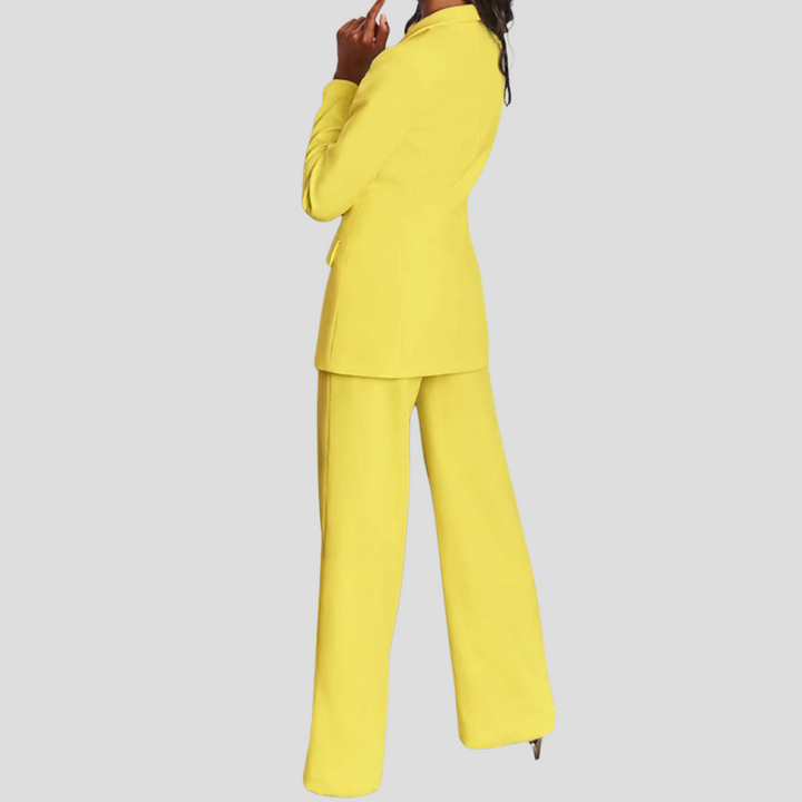 Stijlvolle blazerset voor dames, ideaal als kantooroutfit of elegante zakelijke kleding.