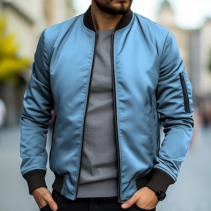 Heren bomberjack gedragen door model, benadrukt de moderne streetwear stijl. Ideaal voor een casual outfit.
